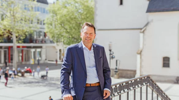 B&uuml;rgermeister Frank Hilker erkl&auml;rt im Sommerinterview, was in Detmold demn&auml;chst so alles ansteht. - &copy; Stadt Detmold