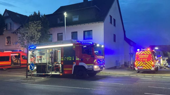 Die Barntruper Feuerwehr ist im Einsatz, um ein brennendes Auto in der Mittelstra&szlig;e zu l&ouml;schen. - &copy; Freiwillige Feuerwehr Barntrup