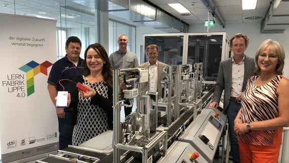 Von der Cyberphysischen Fabrik &uuml;berzeugt zeigen sich (von links) Technischer Leiter Bernhard Brisgies, Eigenbetriebsleiterin Schulen Manuela Kupsch, P&auml;dagogischer Leiter Stefan Denk, Felix-Fechenbach-Berufskolleg-Leiter Wolfgang Wilden, Verwaltungsvorstand Dr. Olaf Peterschr&ouml;der und Hanse-Berufskolleg-Leiterin Susanne Tietje-Gro&szlig;. - &copy; Till Brand