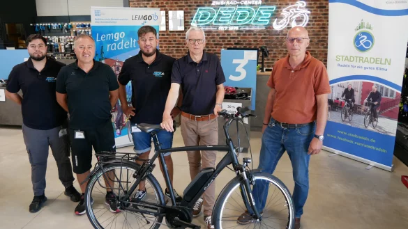 Das Team von Zweirad-Center Dede mit Gewinner Norbert Hei&szlig;enberg (Zweiter von rechts) und dem Radverkehrsbeauftragten Gerhard Reineke (links). - &copy; Stadt Lemgo