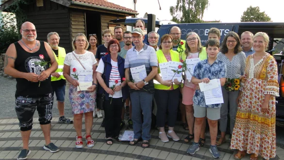Zusammen sind sie rund um den Globus geradelt: 43.275 Kilometer legten die Kalletaler "Stadtradler" in drei Wochen zurück. Eine Steigerung um mehr als 35 Prozent gegenüber dem Vorjahr. Darüber freuen sich besonders Kulturexpertin Corinna Will und Bürgermeister Mario Hecker (von rechts) und ehrten die sportlichen Pedalritter im Taller Berggarten. Fleißigster Fahrer: Hans Mielke (links). (Foto: Hajo Gärtner) - © Hajo Gärtner