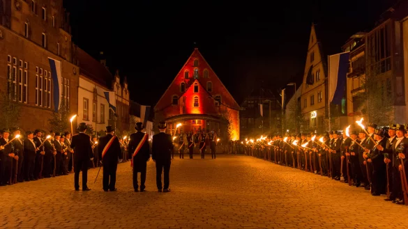 Wenn der Marktplatz zum Zapfenstreich vom Fackelschein erleuchtet wird, markiert dies den Auftakt zum viert&auml;gigen Sch&uuml;tzenfest. Die Stimmung ist entsprechend feierlich. - &copy; Nicole Reineke