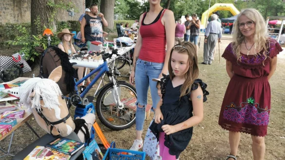 Zwei junge Pferdefans auf dem Dorffest in Langenholzhausen: Lia (links) und Mia. Dar&uuml;ber freut sich auch Annette Fl&ouml;rkemeier (rechts), Vorsitzende des Vereins "Dorfleben Langenholzhausen". - &copy; Sylvia Frevert