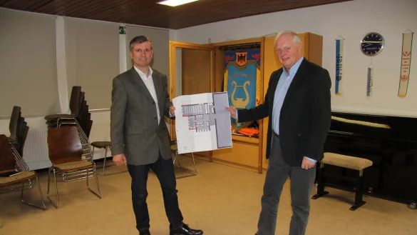 Das Archivbild zeigt den verstorbenen Rainer Kr&uuml;ger (rechts) mit Holger Kerkhoff, als sie 2017 die Pl&auml;ne f&uuml;r den neuen Vereinsraum des TuS pr&auml;sentieren. - &copy; Archivfoto: Tobias Schneider