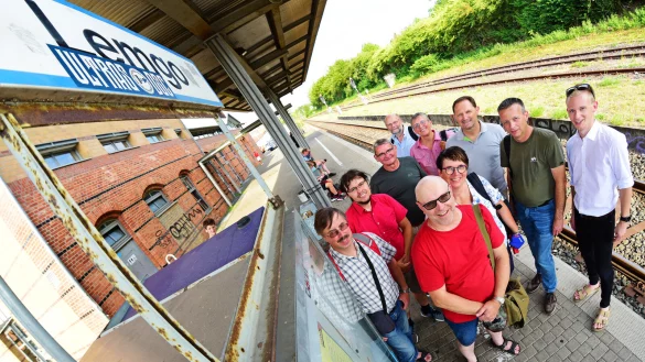 Die Gruppe macht Halt am Lemgoer Bahnhof - © Nicole Ellerbrake