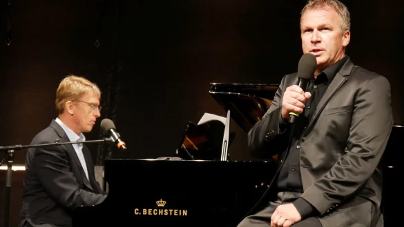 Lassen Udo J&uuml;rgens auferstehen: Ingo Dickewied, begleitet von Markus Maurer am Fl&uuml;gel, begeistert auf der Waldb&uuml;hne mit Liedern von Udo J&uuml;rgens. - &copy; Thomas Kr&uuml;gler