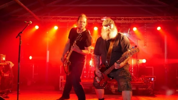 Die Band &bdquo;Nitrogods", mit Henning Wolter (E-Gitarre) und Oimel Lachner (Bass, Vocal, von links), gibt den rund 300 G&auml;sten 2019 ordentlich was auf die Ohren. (&copy; Thomas Kr&uuml;gler) - &copy; Thomas Kr&uuml;gler