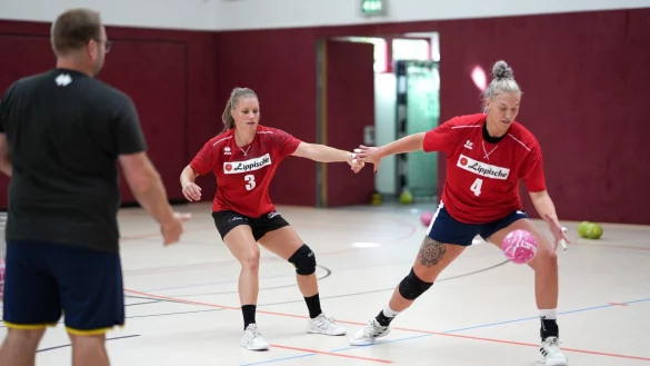 Trainer Steffen Birkner beobachtet genau die Arbeit der beiden Kreisl&auml;uferinnen Laura R&uuml;ffieux (links) und Stefanie Kaiser. - &copy; Kornej Weibert