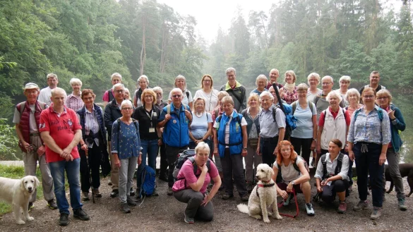 LZ-Wanderung um den Donoper Teich. Rund 40 Wanderfreunde machen sich auf den Weg und erkunden die Sch&ouml;nheit des Lipperlandes. - &copy; Thomas Kr&uuml;gler