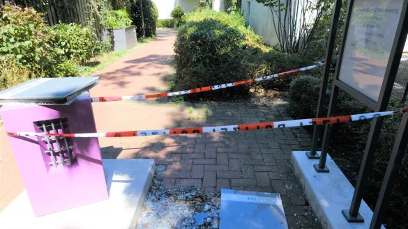 Das zerst&ouml;rte Denkmal an die Hexenverfolgung - die T&auml;ter m&uuml;ssen mit gro&szlig;er Gewalt vorgegangen sein. Hier wurde Panzerglas verwendet, das nicht so leicht zu zerdeppern ist. - &copy; Sven Koch