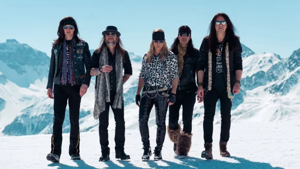 Die Gruppe "John Diva & The Rockets of Love" treten im Bega-Bad auf. - &copy; Eva Schneider