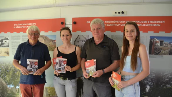 Ausstellungskurator J&uuml;rgen Scheffler (links), vom Verein Marketing Extertal Julia Stein (Gesch&auml;ftsf&uuml;hrerin), Hans B&ouml;hm (ehemaliger 1. Vorsitzender) und Martha Johannsmeier (Organisatorin). - &copy; Madlena Gerschner