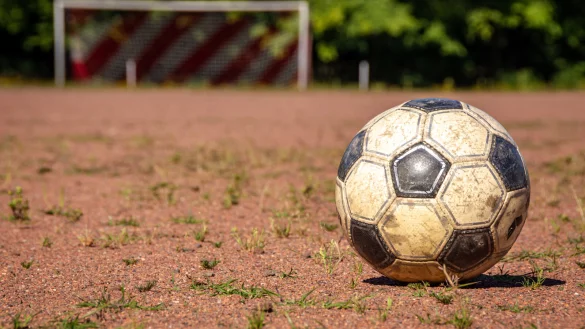 Das Tennenspielfeld im Eggestadion ist bald Geschichte. Die Stadt hat vom Land NRW die F&ouml;rderzusage f&uuml;r einen Kunstrasenplatz erhalten. - &copy; Raphael Bartling