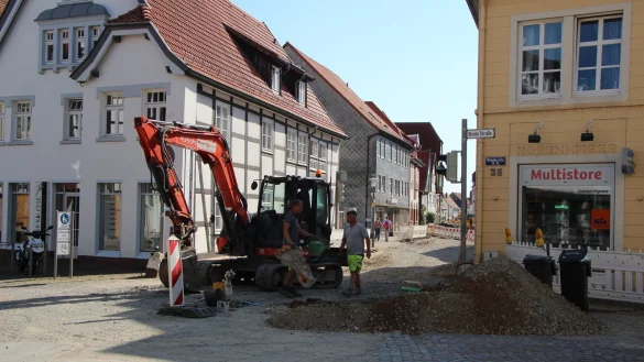 An der Kreuzung Breite Stra&szlig;e werden derzeit Leitungen und Kan&auml;le neu verlegt. Im Anschluss wird der Bereich verkehrberuhigt gestaltet. - &copy; Katrin Kantelberg