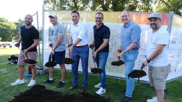 Spatenstich: (von links) Projektleiter Philipp Weigandt, Spender Phillip Schlossstein, B&uuml;germeister Frank Hilker, Architekt Oliver St&ouml;vesand, Sportentwicklungsplaner Ulli Dubbert und Skate-Park-Freiraumplaner Ingo Naschhold. - &copy; Sven Koch