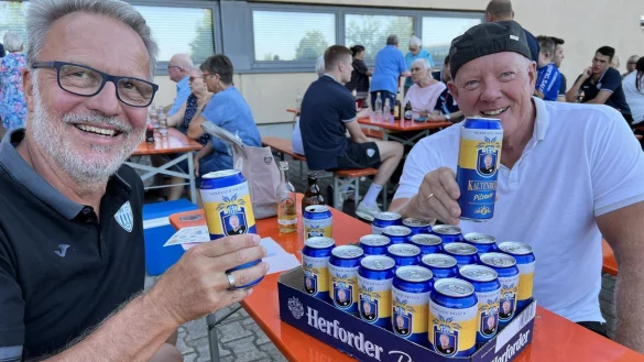 Ralf-Wilhelm Kanne (links) vermachte TBV-Gesch&auml;ftsf&uuml;hrer Ulrich Kaltenborn beim Fan-Grillen ein speziell gebrandetes "Kaltenbr&auml;u". - &copy; J&ouml;rg Hagemann