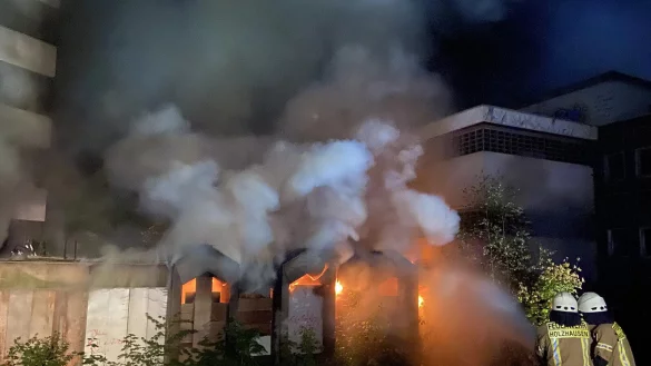 Beim Einsatz an der Bombergklinik sind auch Feuerwehrleute aus Lippe im Einsatz. Das Betreten des Geb&auml;udes kommt f&uuml;r die Helfer nicht in Frage - es besteht Einsturzgefahr. - &copy; Feuerwehr Bad Pyrmont