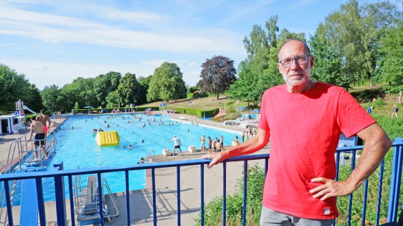 Stefan Dubbert ist seit mehr als 20 Jahren Vorsitzender des Freibadvereins B&ouml;singfeld-Asmissen. Er sch&auml;tzt vor allem die landschaftlich sch&ouml;ne Lage des Bades, die gute Aufteilung und das Angebot an Wasserspielger&auml;ten. - &copy; Lorraine Brinkmann