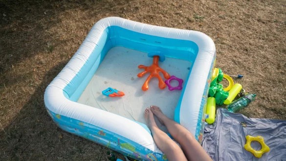 Auch ein kleines Fu&szlig;bad zwischendurch kann bei gro&szlig;er Hitze helfen. Dazu braucht es noch nicht mal einen Pool. - &copy; Sebastian Gollnow/dpa