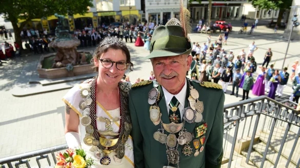 Kaiser Heinz Holey und seine K&ouml;nigin Manuela Pohl nach der Proklamation auf der Detmolder Rathaustreppe. - &copy; Nicole Ellerbrake