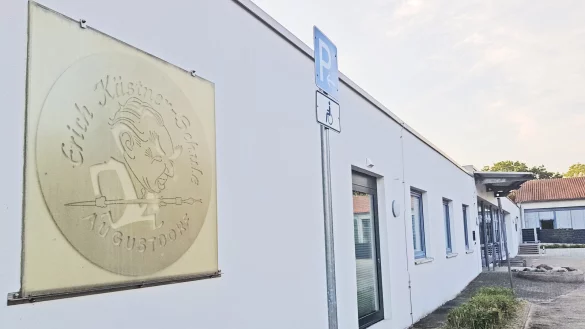 Das Medien- und Bildungszentrum wird außen noch von Erich Kästner geziert. Innen fehlt es noch etwas an Zierde und Gemütlichkeit - das soll nun nachgebessert werden. - © Dieter Asbrock