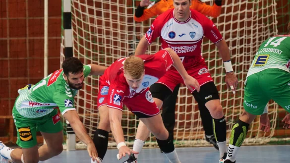 Lukas Hutecek und Isaias Guardiola waren in der Abwehr wachsam gegen Mindens Mohamed Darmoul. - © Jörg Hagemann