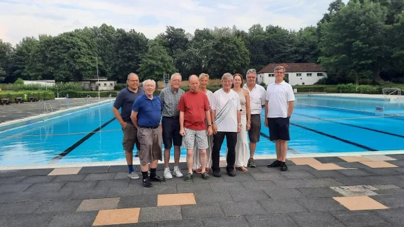 Zufrieden mit dem Freibad Werreanger: Werner Klocke, Friedrich Schn&uuml;ll, Hasso-R&uuml;diger Tretow (alle F&ouml;rderverein), Delef H&uuml;bner (Gr&uuml;ne), Ulrike Urbaniak (F&ouml;rderverein), Bernhard Engelke, Anika Jedlicka, Rudi St&ouml;lting und Michael Biermann (alle CDU). - &copy; Willi Richter