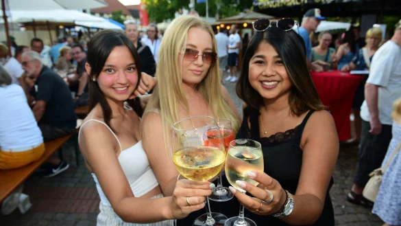 Ayumi Boschmann (von links), Grace Morgaine Kuhnert und Ameena Ahlborn sto&szlig;en an. - &copy; Nicole Ellerbrake