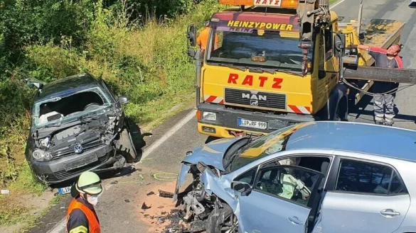 Frontal zusammen gesto&szlig;en: Eine Wespe hat den schweren Unfall in Schieder ausgel&ouml;st. - &copy; Feuerwehr Schieder-Schwalenberg
