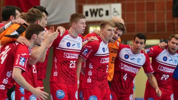 Vereint gegen den VfL Gummersbach: Lukas Zerbe (von links), Finn Zecher, Isaias und Gedeon Guardiola, Niels Versteijnen, Lukas Hutecek, Emil Laerke, Urh Kastelic (verdeckt), Samuel Zehnder und Kian Schwarzer bei der Begr&uuml;&szlig;ung. Foto: J&ouml;rg Hagemann - &copy; J&ouml;rg Hagemann