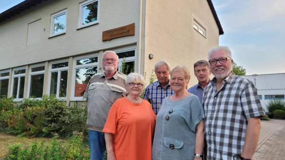Die SPD-Mitglieder (von links) Kurt Rieke seine Frau Monika, Winfried Niederbr&ouml;ker, Marianne Rautenberg, Axel Wiebusch und Heinz Gr&uuml;tzmacher setzen sich seit vielen Jahren f&uuml;r ihren Ortsteil ein. - &copy; Astrid Sewing