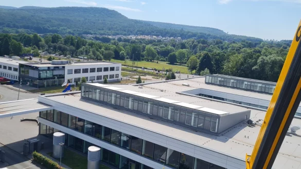 &Uuml;ber die Bahnhofstra&szlig;e hinweg ist der Showroom mit der Firmenzentrale von Phoenix E-Mobility zu sehen. - &copy; Marianne Schwarzer