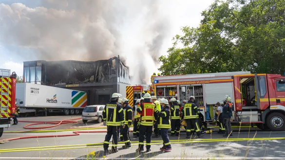 Beim Eintreffen der Einsatzkr&auml;fte hatten alle Besch&auml;ftigten die Halle bereits verlassen. - &copy; Freitag TV