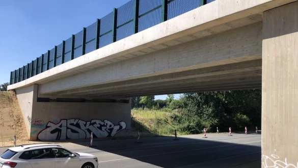 Die neue Br&uuml;cke &uuml;ber die Ostwestfalenstra&szlig;e ist fertiggestellt. Auch Graffiti-Sprayer waren schon da. - &copy; Thomas Reineke