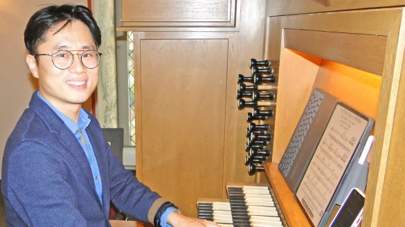 Kantor Doo-Jin Park eröffnete sein Abschiedskonzert an der Kirchenorgel mit der gewaltigen Ouvertüre aus dem „Phantom der Oper“. (Foto: Hajo Gärtner) - © Hajo Gärtner