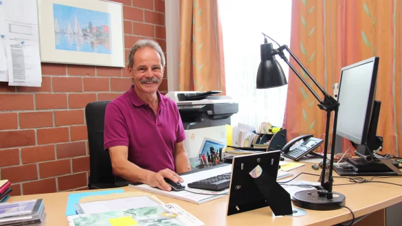 Harald Hengstler verabschiedet sich nach 31 Jahren an der Grundschule Am Habichtsberg in Langenholzhausen, davon zehn Jahre als Schulleiter, in den Ruhestand. - &copy; Nadine Uphoff