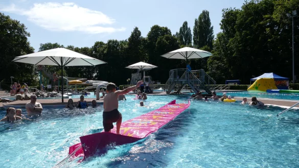 Die Becken im Bega-Bad verwandeln sich am Sonntag in einen Abenteuerspielplatz. Foto: Stadtwerke Bad Salzuflen - &copy; Stadtwerke Bad Salzuflen