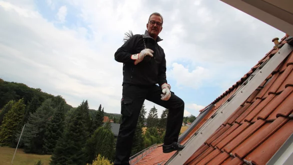 Sch&ouml;ne Aussicht, aber ganz sch&ouml;n hoch: Peter Ender auf einem Hausdach in D&ouml;rentrup. - &copy; Jens Rademacher