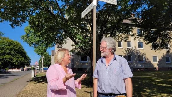 Martina Hannen (FDP) und Helmut Behnisch (Gr&uuml;ne) m&ouml;chten den gek&uuml;ndigten Mietern im Papageienviertel helfen. Die K&uuml;ndigungsfristen sollten verl&auml;ngert werden, damit es mehr Chancen gibt, eine neue Wohnung zu finden. - &copy; Astrid Sewing
