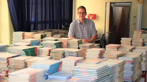 Der zweite Konrektor der Realschule Steinheim, Philip Peter, zeigt den feinen wei&szlig;en Staub auf allen B&uuml;chern. - &copy; David Schellenberg