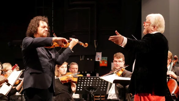 Wie ein Teufelsgeiger. Der ungarische Geiger József Lendvay interpretiert in aller Brillanz das Violinkonzert von Tschaikowsky zusammen mit der "festival:philharmonie westfalen" unter Leitung von Justus Frantz. - © Thomas Krügler