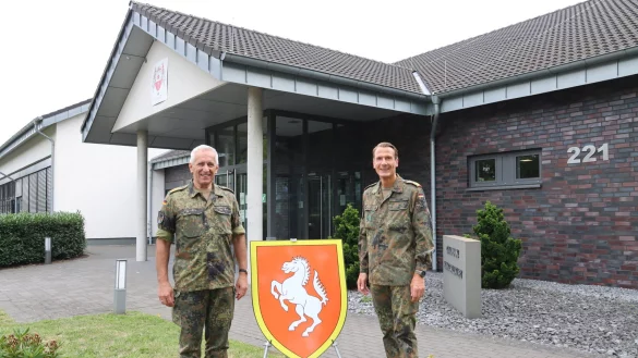 Brigadegeneral Stephan Willer (rechts) begr&uuml;&szlig;t Generalleutnant Johann Langenegger zum Dienstaufsichtsbesuch in Augustdorf. - &copy; Bundeswehr/ Nicolai Ulbrich