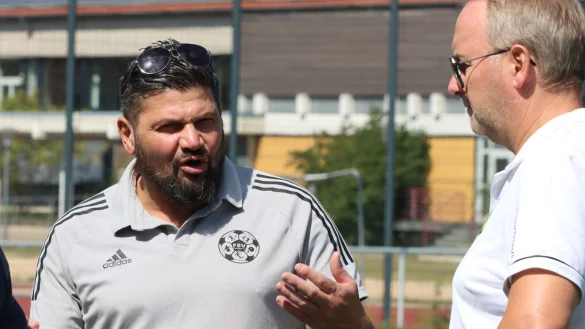 Trainer Ercan Kaymaz (links) und Obmann Dirk Pohlmann von FSV Pivitsheide. - &copy; Sebastian Lucas