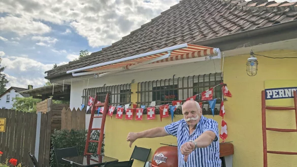 Reinhold Mennecke hat wenig Platz, dafür aber viel Ärger mit der Stadt und seinen Nachbarn rund um seinen Grill-Pavillion "Pommes Boss" in Schieder. - © Silke Buhrmester