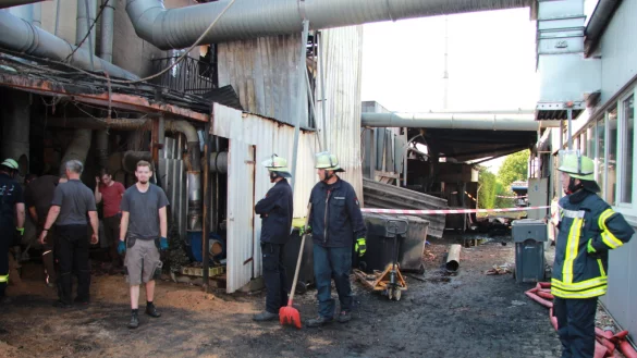 Noch gl&uuml;ht es im oberen Bereich des Sp&auml;nebunkers. Die Feuerwehr hat eine Experten hinzugezogen. - &copy; Katrin Kantelberg