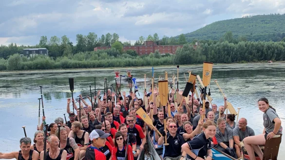 Erster in der Premiumklasse (Trostrunde) des Drachenbootrennens auf dem Schiedersee sind die "Taxdragons" (Finanzamt Detmold) geworden. Im Hauptrennen (Master-Klasse) hat "Drag Pack" aus Burgdorf das Finale gewonnen vor den "Alpecin Pirates" und "Optimus Time" (Meinberg Funkuhren aus Bad Pyrmont). - © Infinity Events & Catering
