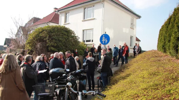 Schon bei einem Ortstermin im möglichen Baugebiet Pöstenweg gab es Anfang 2022 Widerstand von den betroffenen Nachbarn. - © Katrin Kantelberg
