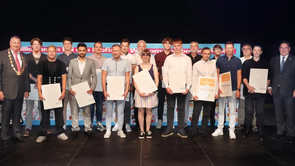 Die Innungsbesten der Kreishandwerkerschaft mit Kreismeister Mickel Biere (links) und Hauptgesch&auml;ftsf&uuml;hrer Michael Lutter. - &copy; Dietmar Flach