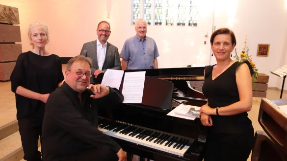 Die Schauspielerin Brit Dehler, Kirchenmusikdirektor Johannes Vetter, Jörg Düning-Gast, Vorsitzender des Landesverbandes Lippe, Alfons Haselhorst von der Kirchengemeinde St. Michael und die Sopranistin Cornelie Isenbürger (von links) präsentierten einen Abend mit Texten von Hannah Arendt über Bertolt Brecht. - © Knut Dinter