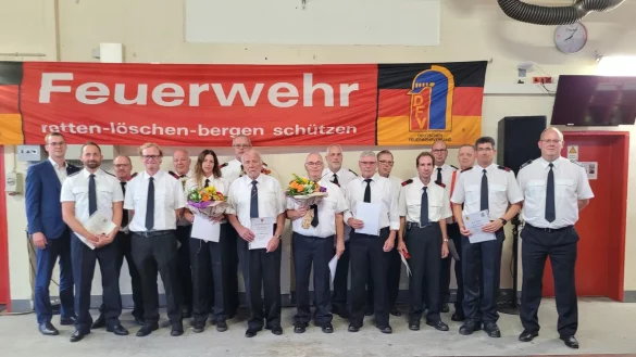 B&uuml;rgermeister Matthias Kalkreuter (links) und der Leiter der Feuerwehr Lage, Benjamin Brinkmeyer (rechts), &uuml;berreichten Urkunden und Ehrennadeln an die Geehrten (von links) Lars Diedrichs, Felix Wendt, Tobias Hollmann, Patrick Berndt, Nina Lunazek, Bernhard Chitrek, Hans-Dieter Koch, Heinrich Neddermann, Carsten Drewes, Wolfgang Schiweck, Helmut Schlepper, Dirk Zander, Dirk Tannh&auml;user, Karsten Hein und Marc Wr&ouml;bel. - &copy; Astrid Sewing